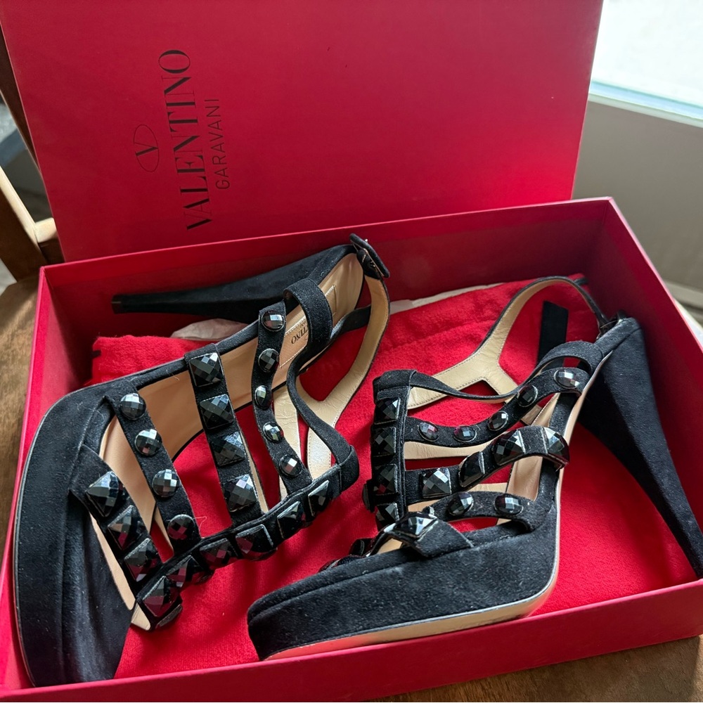 Valentino Garavani Black Heels with Luxurious Design